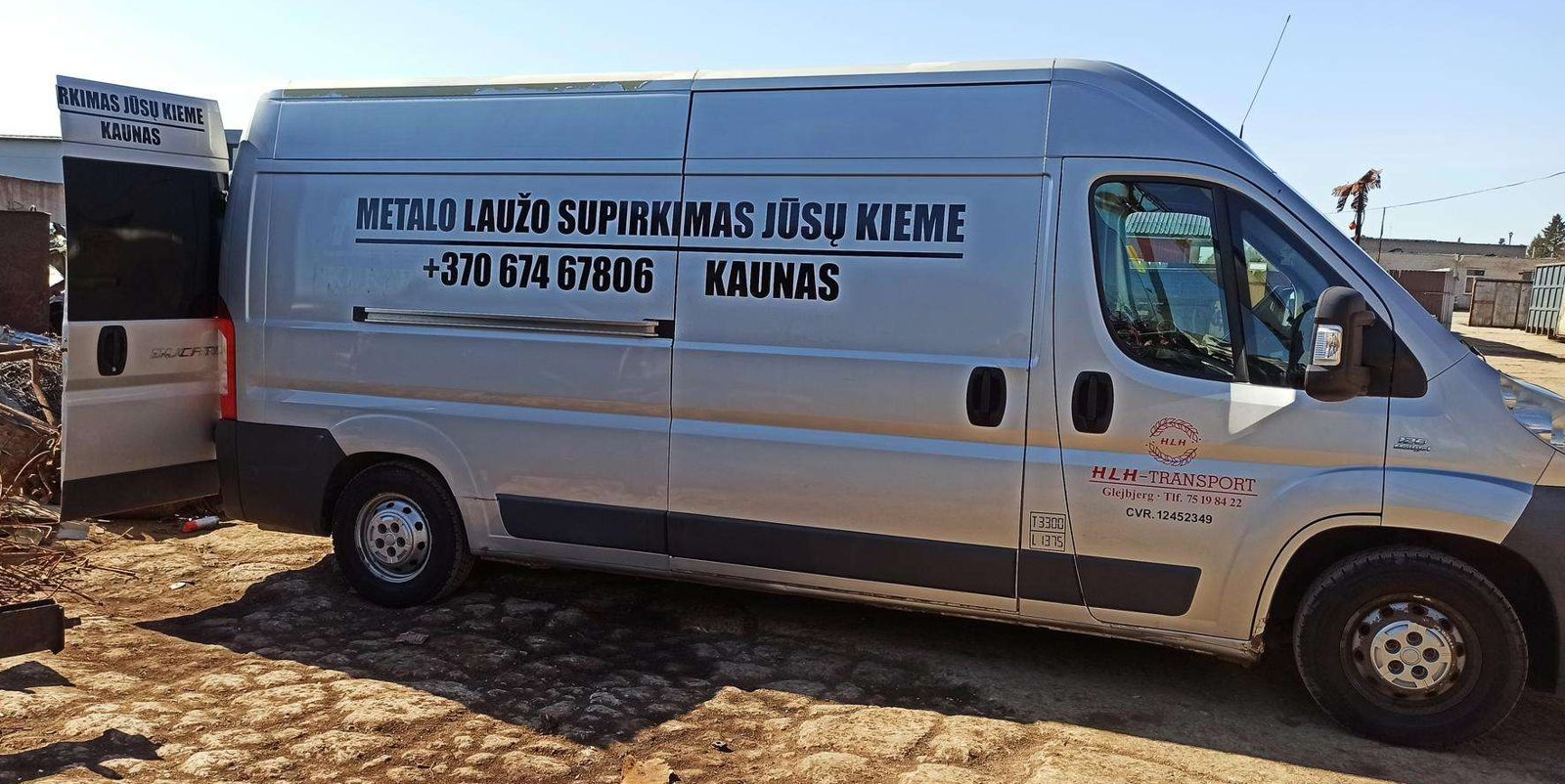 Detalera furgonas su užrašu Metalo laužo supirkimas jūsų kieme